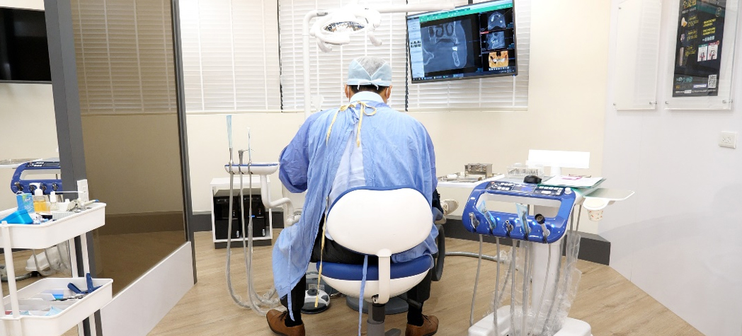 醫師透過數位影像進行精密診斷